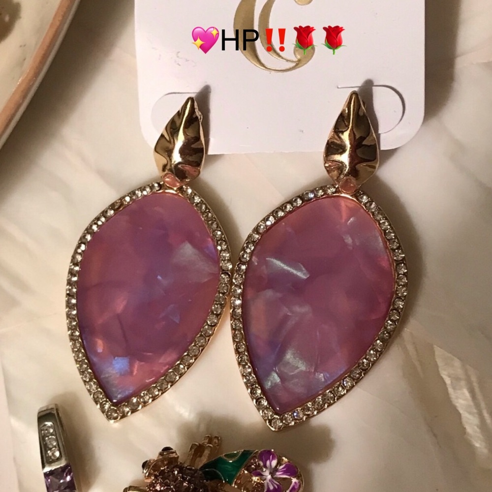 Lavender tear-drop shaped lavender & gold earrings w/crystals border